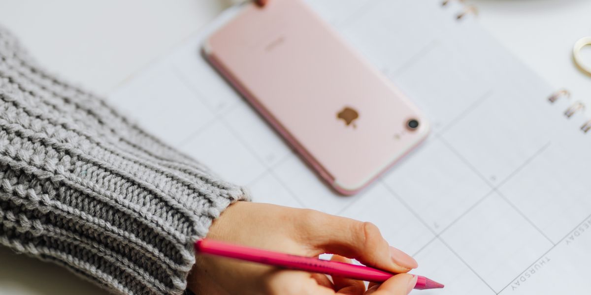 Person filling in a schedule planner